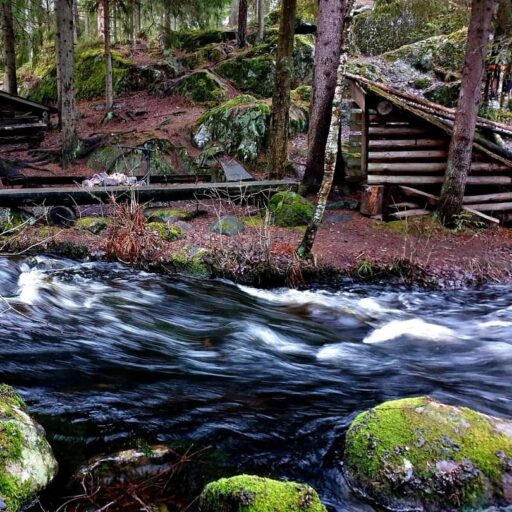 Virran solina ja keväinen kohina luovat aivan omaa tunnelmaansa metsälaavulla.