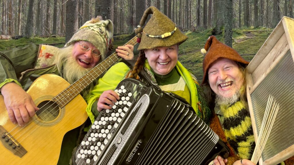 Kohta kaikuu tonttuorkesterin musiikki, Hepokönkään Höppänä, metsätonttu Varpu ja metsätonttu Naava soittimineen